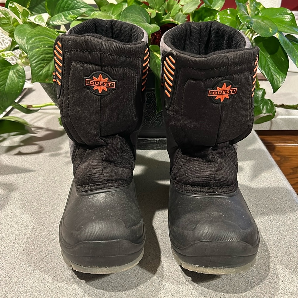 Quest sz 5 Women’s Boys Rain/Snow boots double Velcro panel for easy on and off